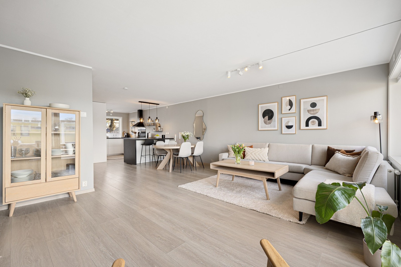 Boligen varmes opp via fjernvarme. Alle radiatorene i boligen er byttet ut til nye Lyngson modeller mellom 2020 og 2025. Galleribilde