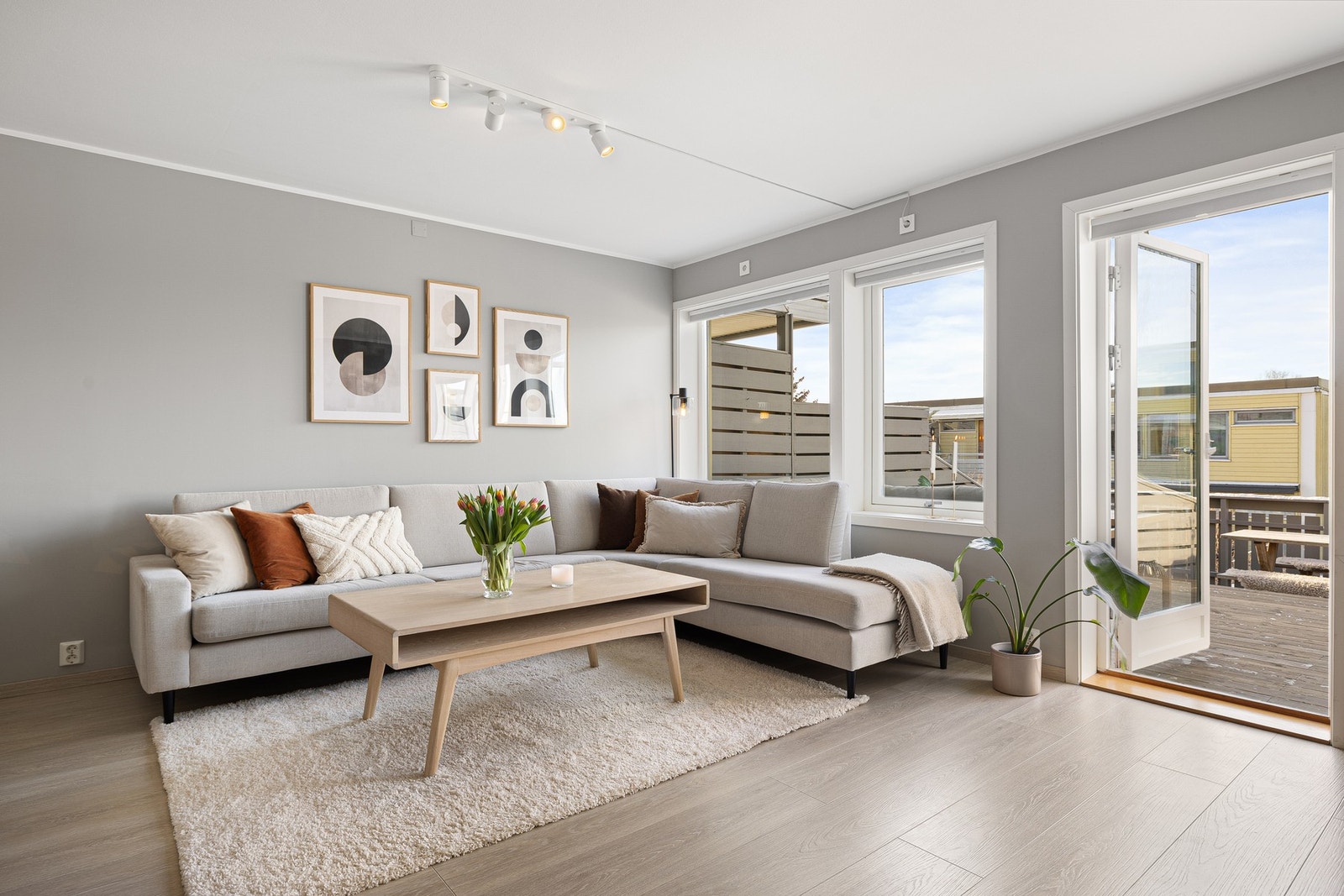 Stuen forlenges i en herlig terrasse på hele 37 kvm. Galleribilde