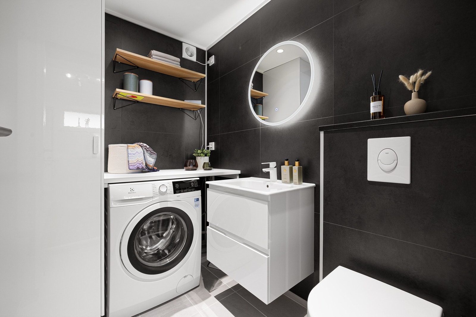 Praktisk vaskerom med toalett og moderne innredning med ekstra skapplass. Hele boligen har nytt rør-i-rør-system fra 2020 med vannskap, magnetventil og lekkasjefølere, som gir økt trygghet og moderne vannsystem. Galleribilde