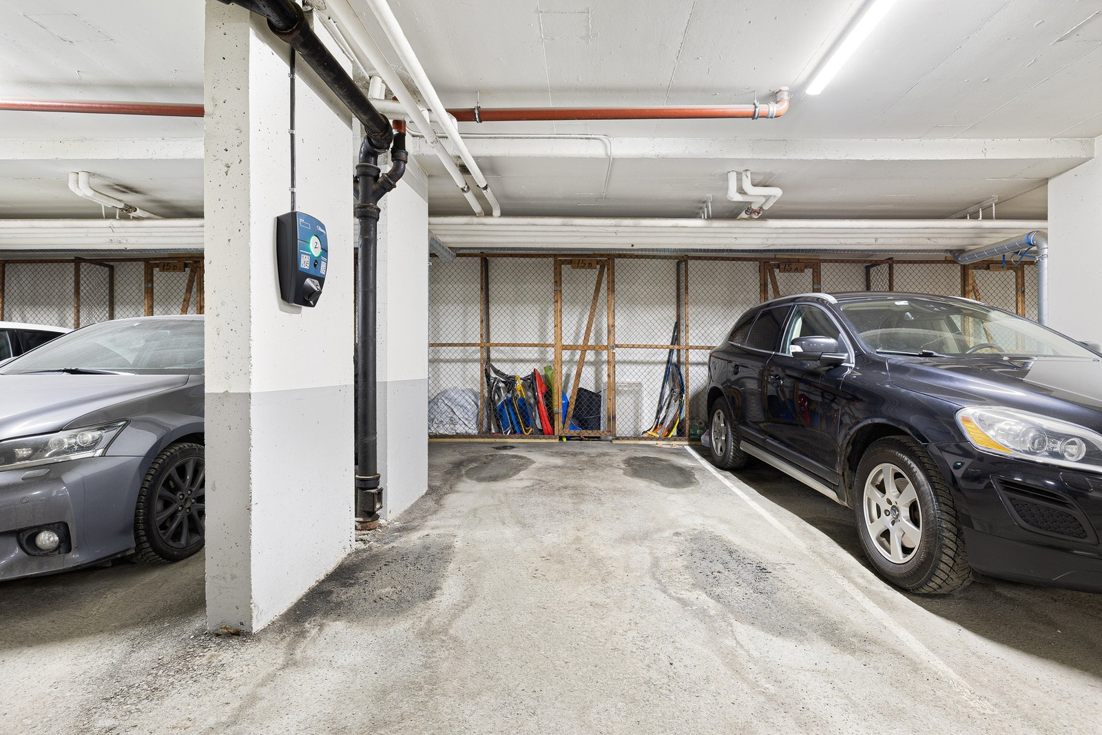 Boligen disponerer egen parkeringsplass i kjelleren med installert elbillader samt en bod i bakkant. Galleribilde