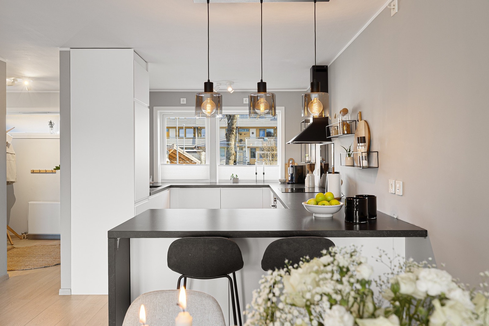 Kjøkkenet fremstår meget lekkert med funksjonell utforming og mye skap- og benkeplass. Galleribilde