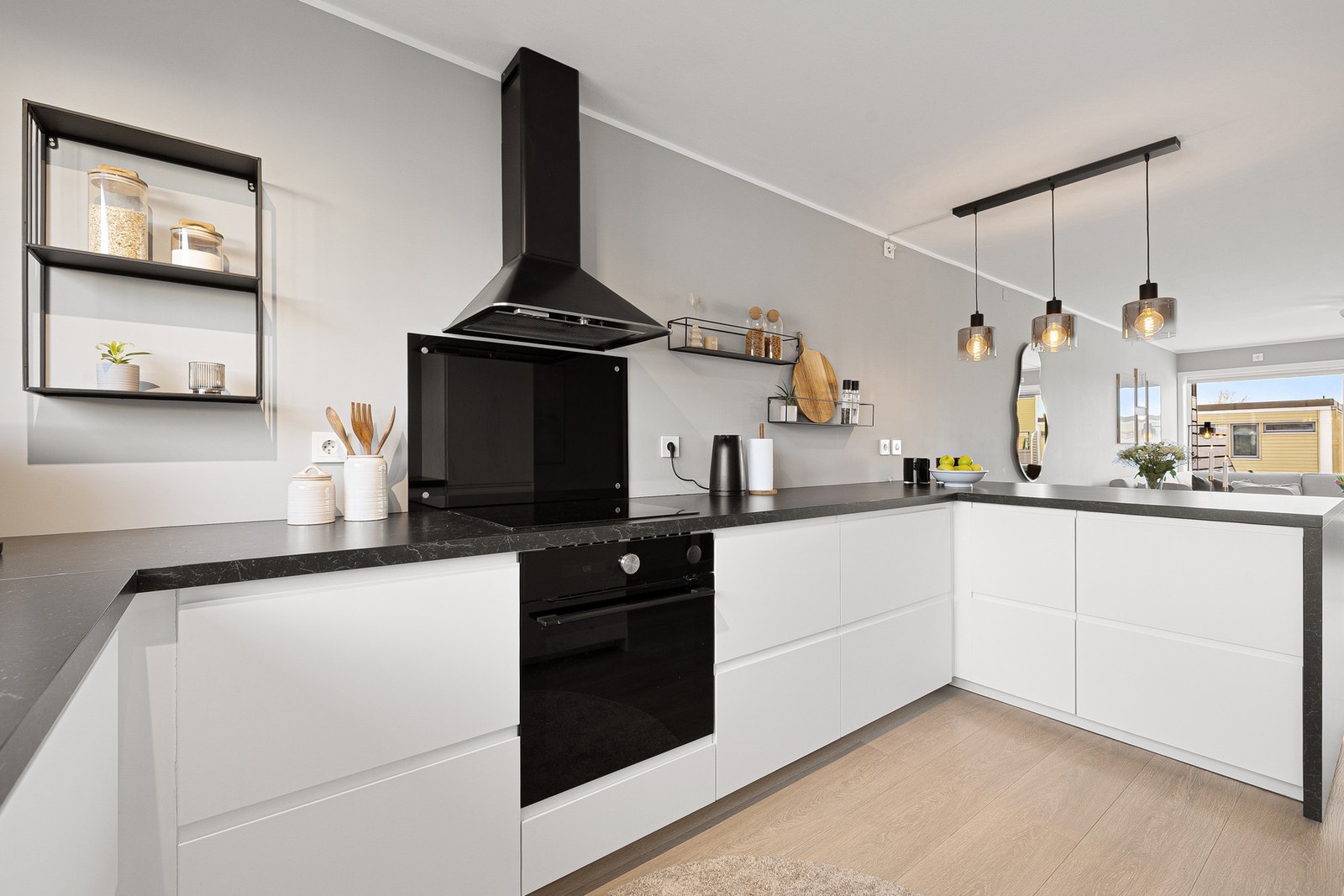 Integrerte kvalitetshvitevarer består av platetopp, stekeovn, oppvaskmaskin og kjøle-/fryseskap. Oppvaskmaskin ble byttet høsten 2025. Galleribilde