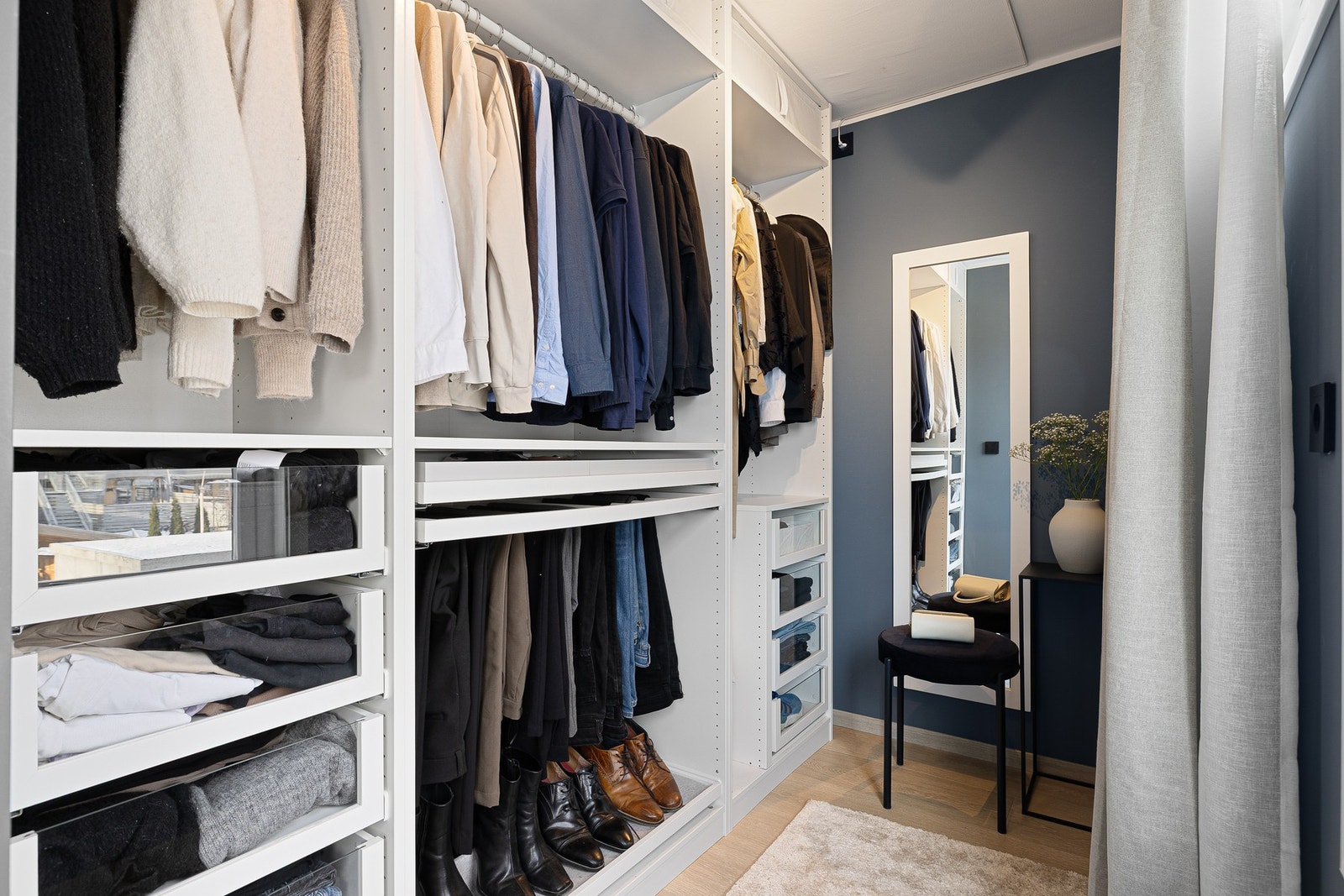 Rommet har en innholdsrik og praktisk utformet garderobeløsning som utnytter plassen svært godt. Galleribilde