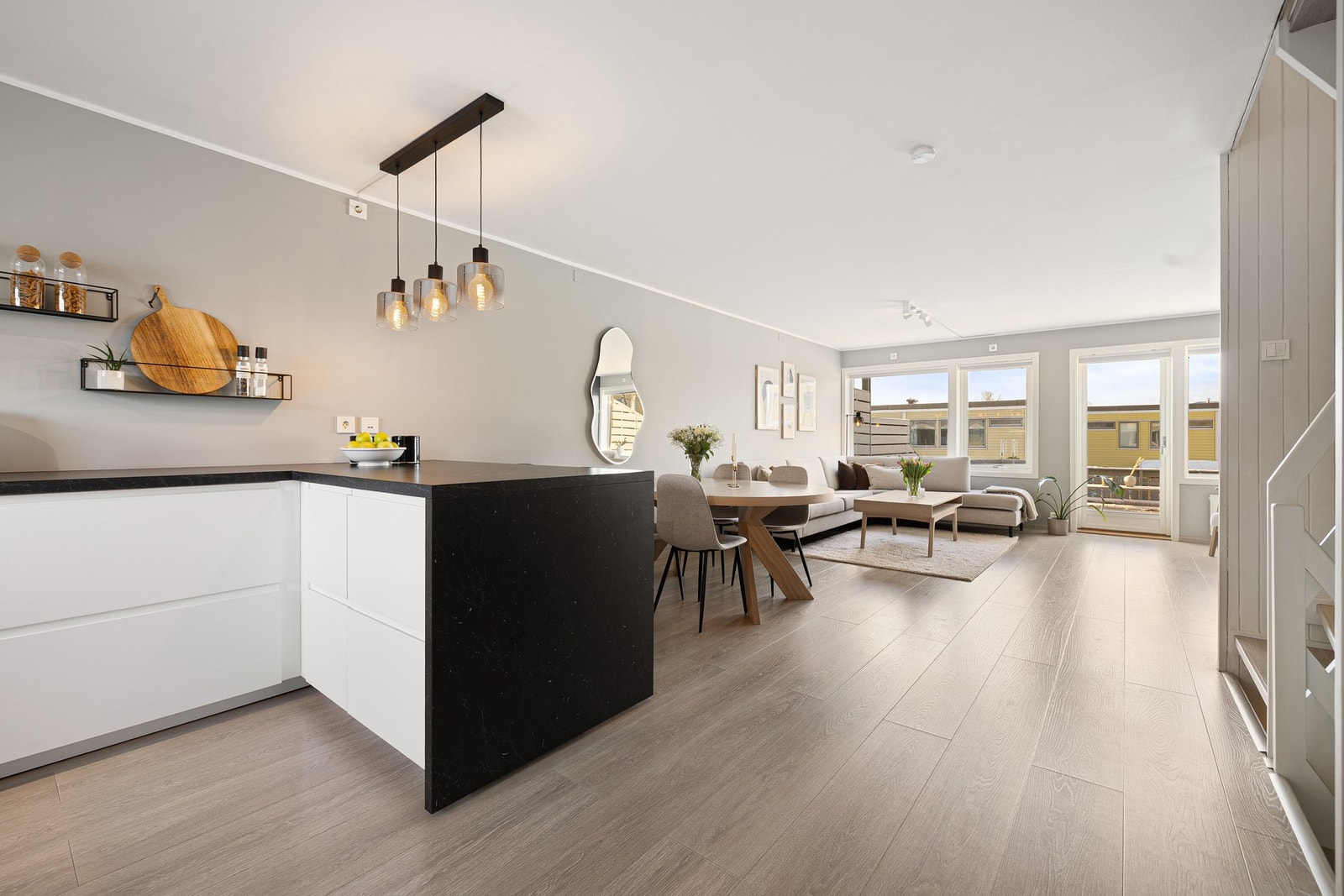 Vinduene på begge sider av rommet sørger for flott gjennomlysning og gir en lys og åpen atmosfære gjennom hele 1. etasje. Galleribilde