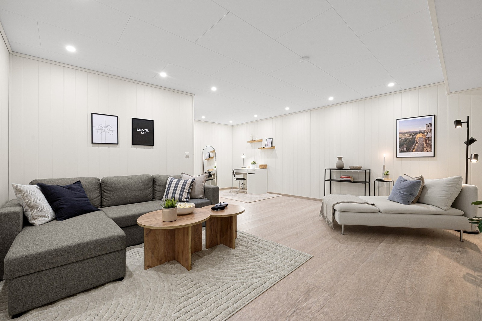 God belysning med downlights i himling og lun varme fra radiator. Galleribilde