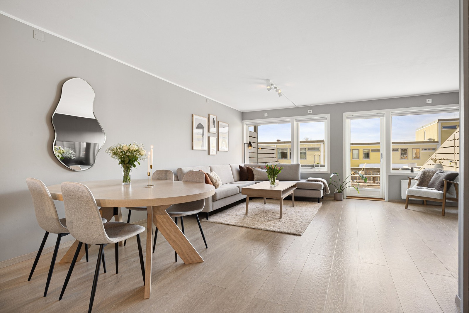 En innholdsrik og moderne andelsbolig over tre etasjer med herlige uteplasser og barnevennlig beliggenhet på Risvollan. Galleribilde