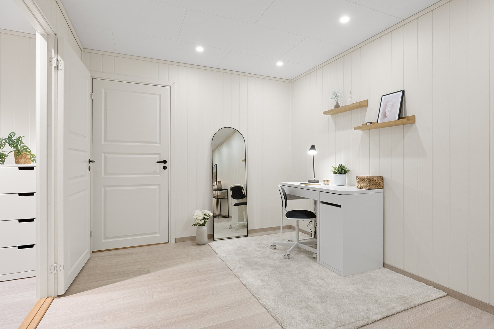 I kjelleretasjen finner du en romslig kjellerstue på hele 26 kvm. Galleribilde