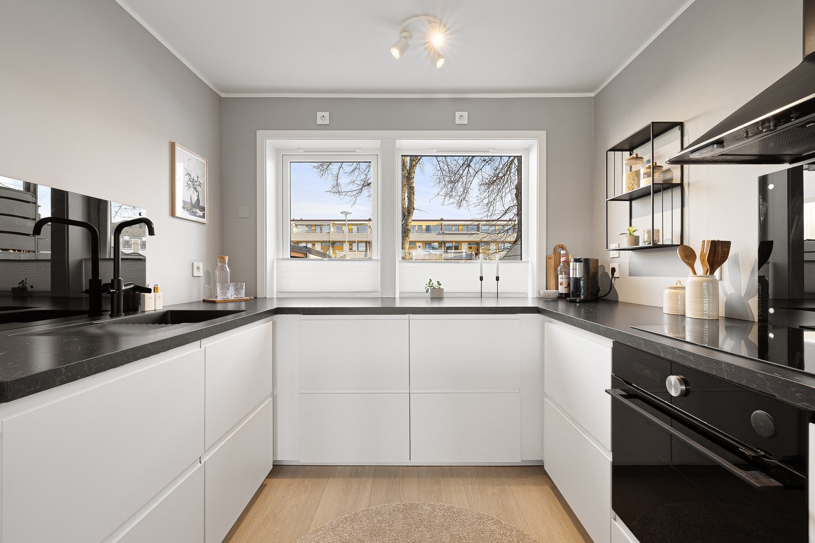 Gode arbeidsflater og fint utsyn mot lekeplassen ved benken. Galleribilde