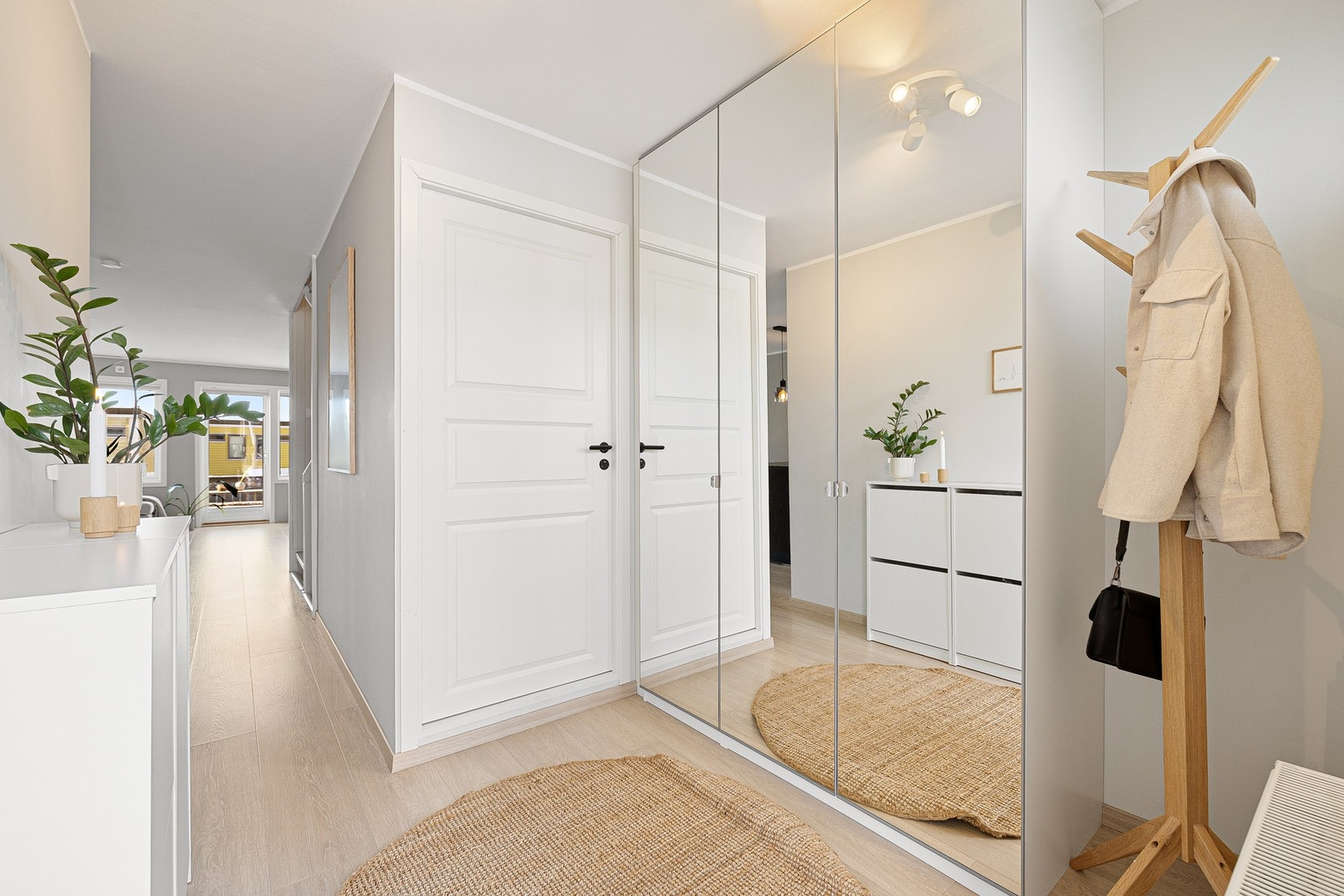 Lys og innbydende entré med god oppbevaringsplass for sko og yttertøy i garderobeskap. Direkte tilgang på vaskerom fra entré. Galleribilde