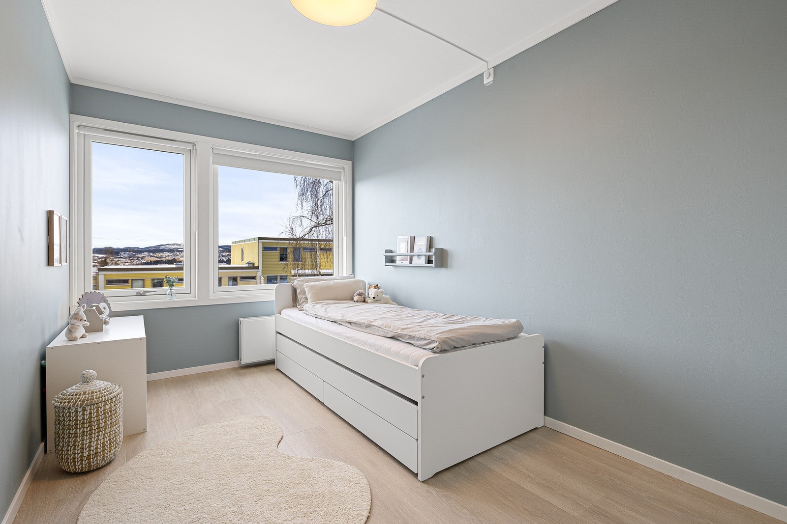 Soverom på 10,5 kvm. Alle boligens soverom er av god størrelse og vender mot rolige omgivelser. Galleribilde