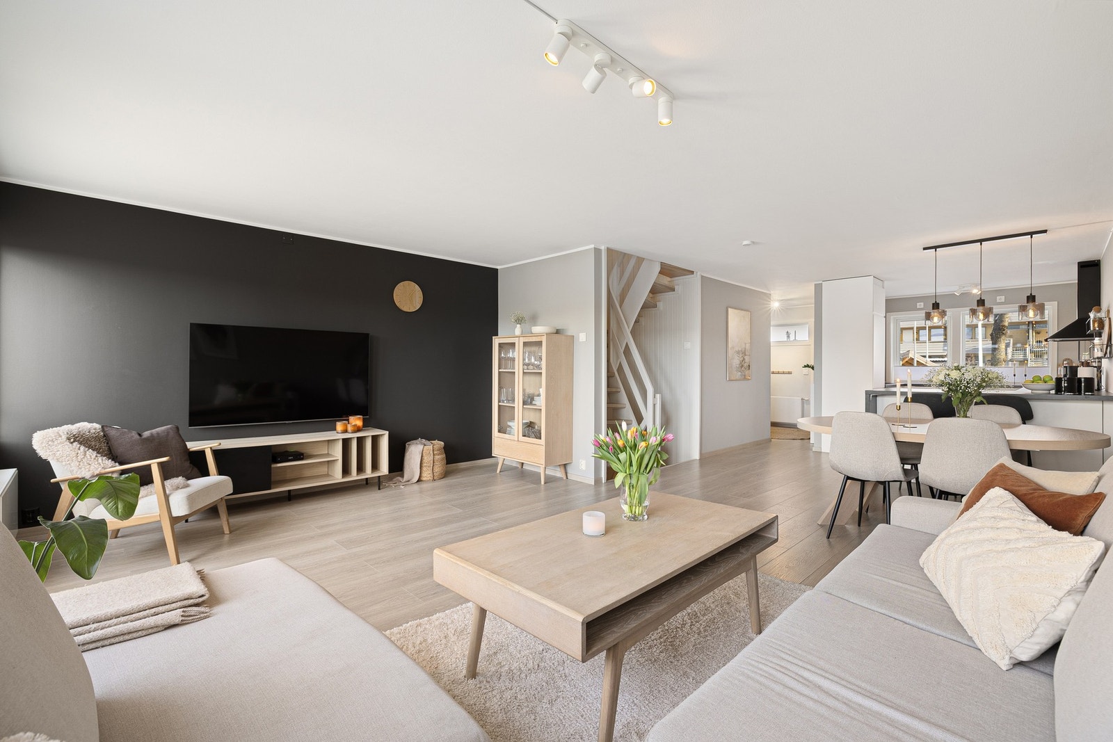 Hele boligen har et moderne uttrykk med tidsriktige farge- og materialvalg og gjennomførte detaljer. Galleribilde