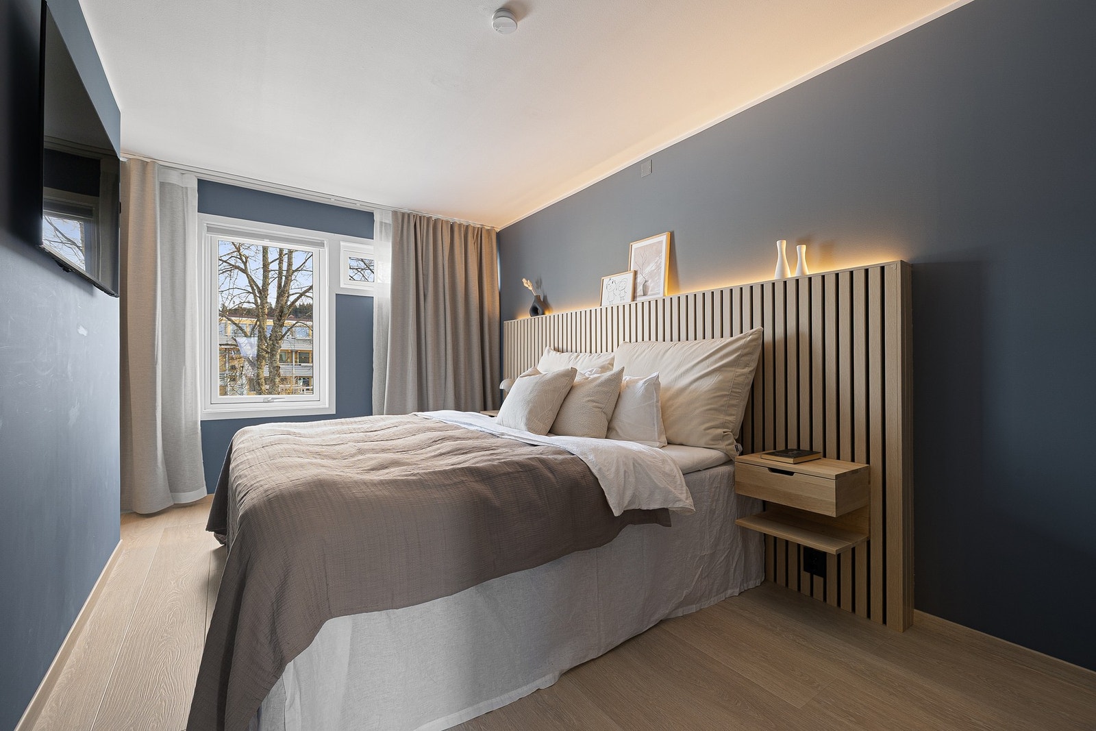 Stort hovedsoverom på hele 15,7 kvm malt i en behagelig blåfarge. Galleribilde