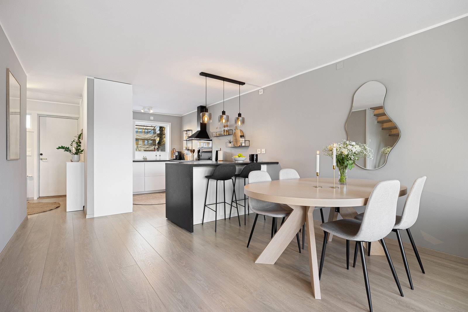 Hyggelig spisestue i tilknytning til kjøkkenet med god plass til et stort spisebord. Galleribilde