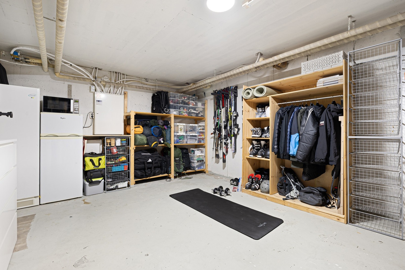 I kjelleren er det også en stor bod på hele 21 kvm, med god plass til oppbevaring av klær, utstyr og ekstra fryser/kjøleskap. Galleribilde