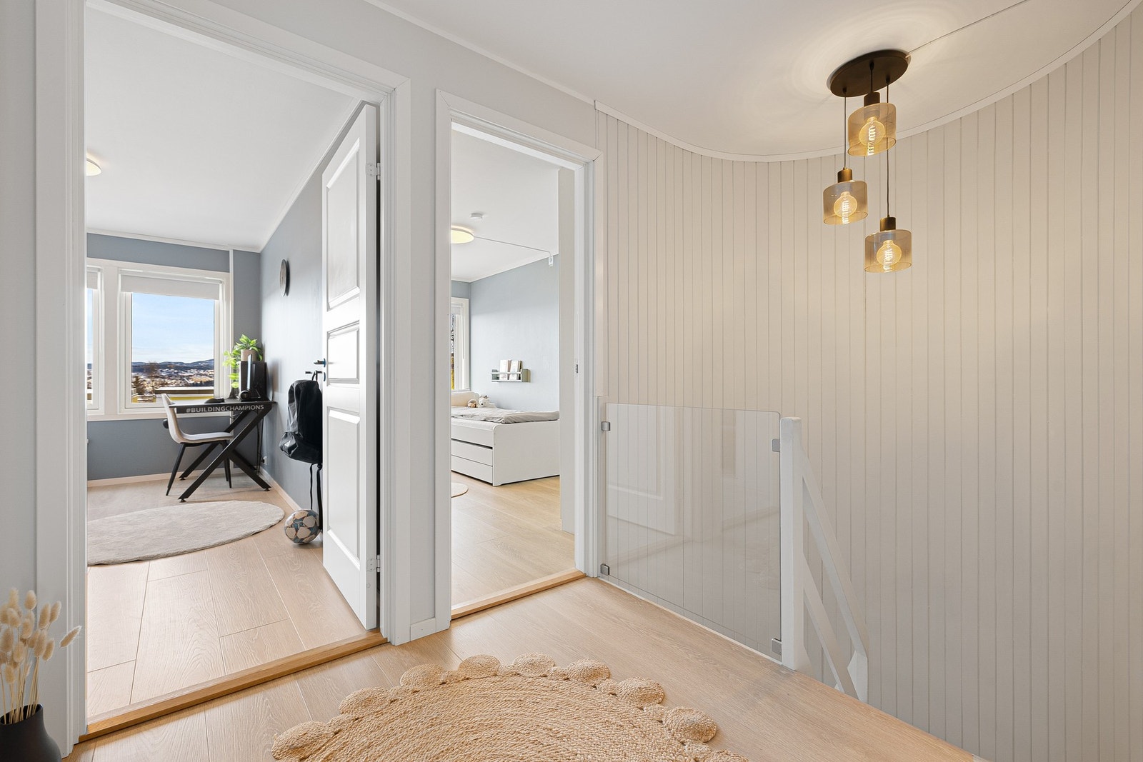 Pent trappeløp med rekkverk i glass og en elegant buet vegg. Galleribilde