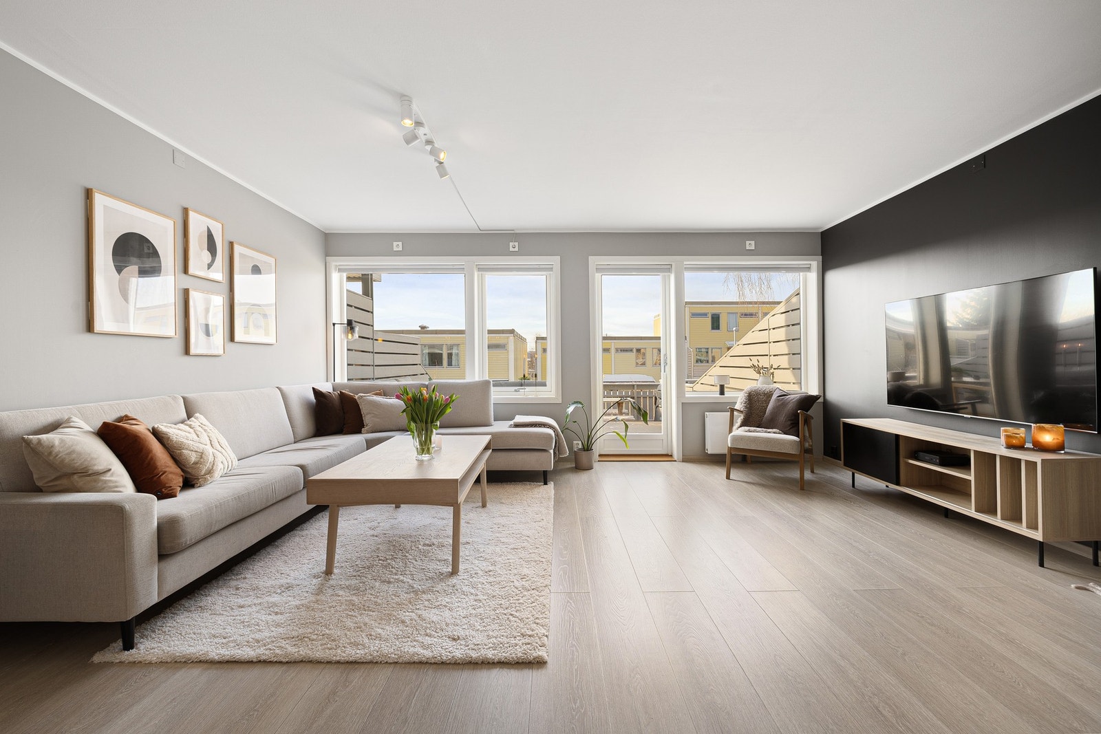 Boligen er gjennomgående totalrenovert innvendig mellom 2020 og 2025, med moderne materialvalg, nytt elektrisk anlegg og oppgraderte overflater i alle etasjer. Galleribilde