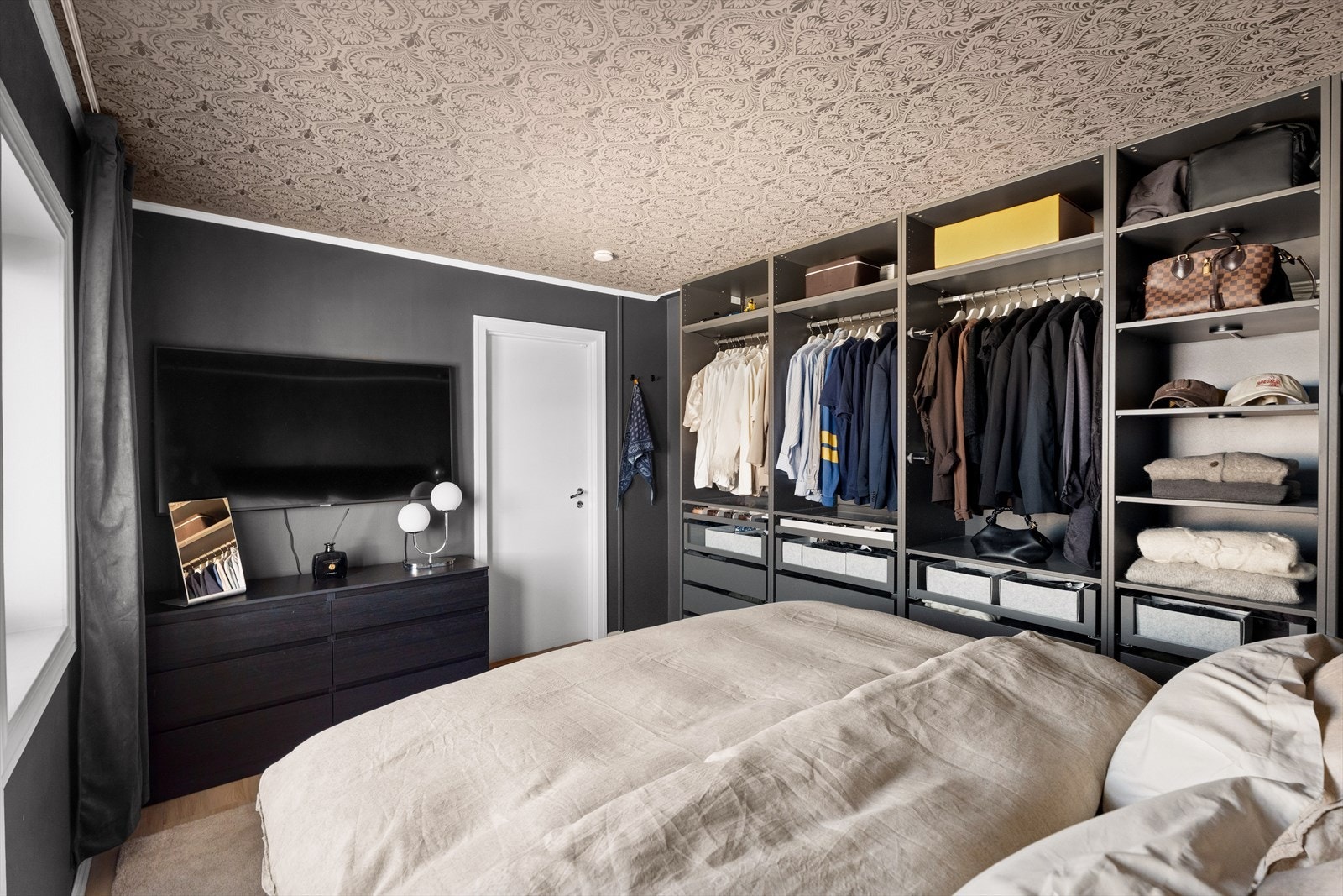 Boligen har ett soverom som har rikelig med oppbevaringsplass for klær og personlige eiendeler. Galleribilde