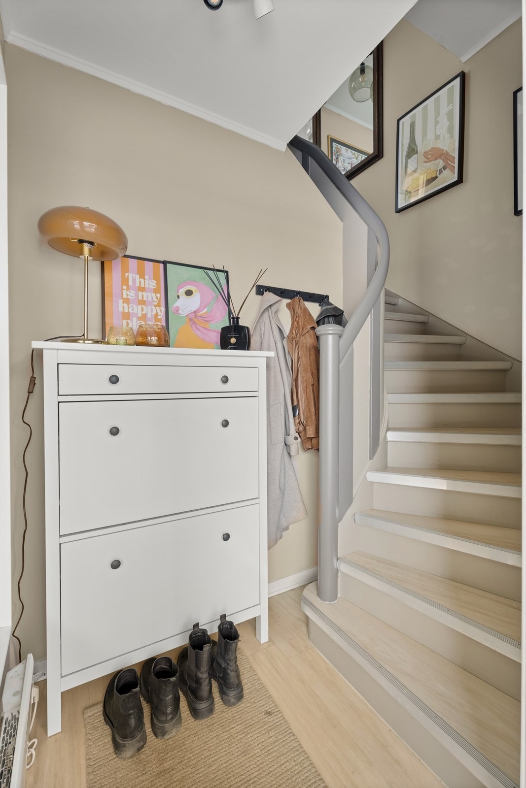 Du ønskes velkommen inn i en entré med plass til oppbevaringsløsninger. Galleribilde