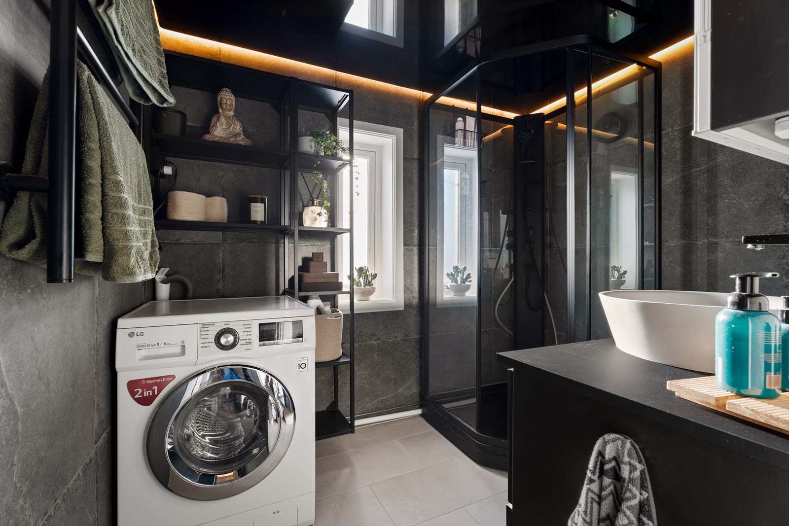 Badet ble pusset opp i 2022 og har fliser på vegger og gulv, samt strekkhimling i taket. Det er installert elektriske varmekabler i gulvet. Galleribilde