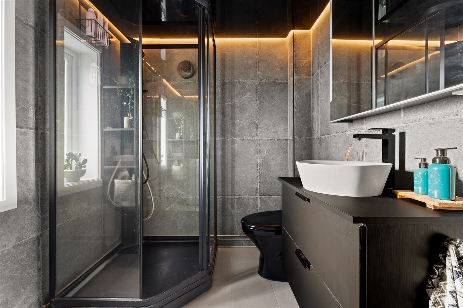 Rommet er utstyrt med en servantinnredning, toalett, dusjkabinett, håndkletørker og har opplegg for vaskemaskin. Galleribilde