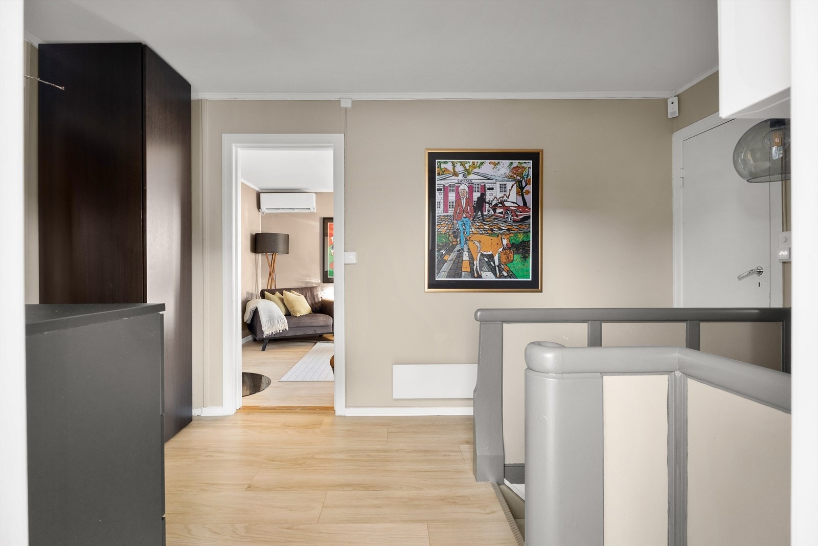 Boligen måler 64 kvm (internt bruksareal) og strekker seg over 2 plan. Galleribilde