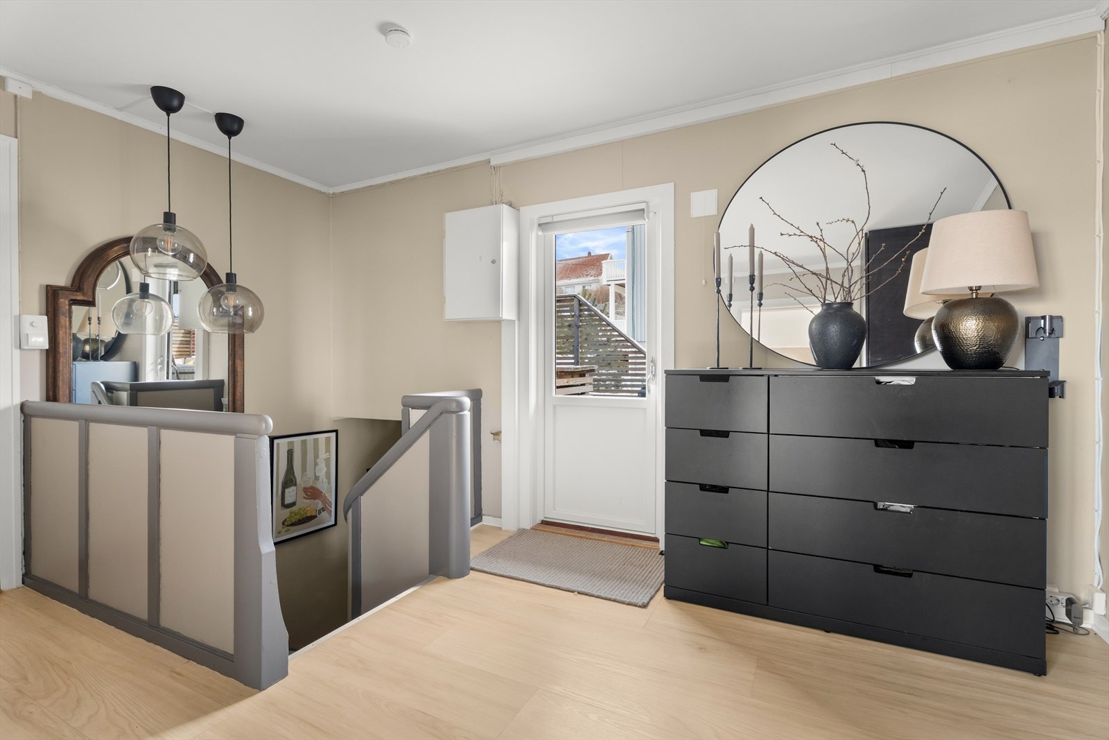 I 2. etasje blir du møtt av en gang med mye langringsplass. Fra dette rommet er det utgang til boligens herlige balkong på hele 37 kvm. Galleribilde