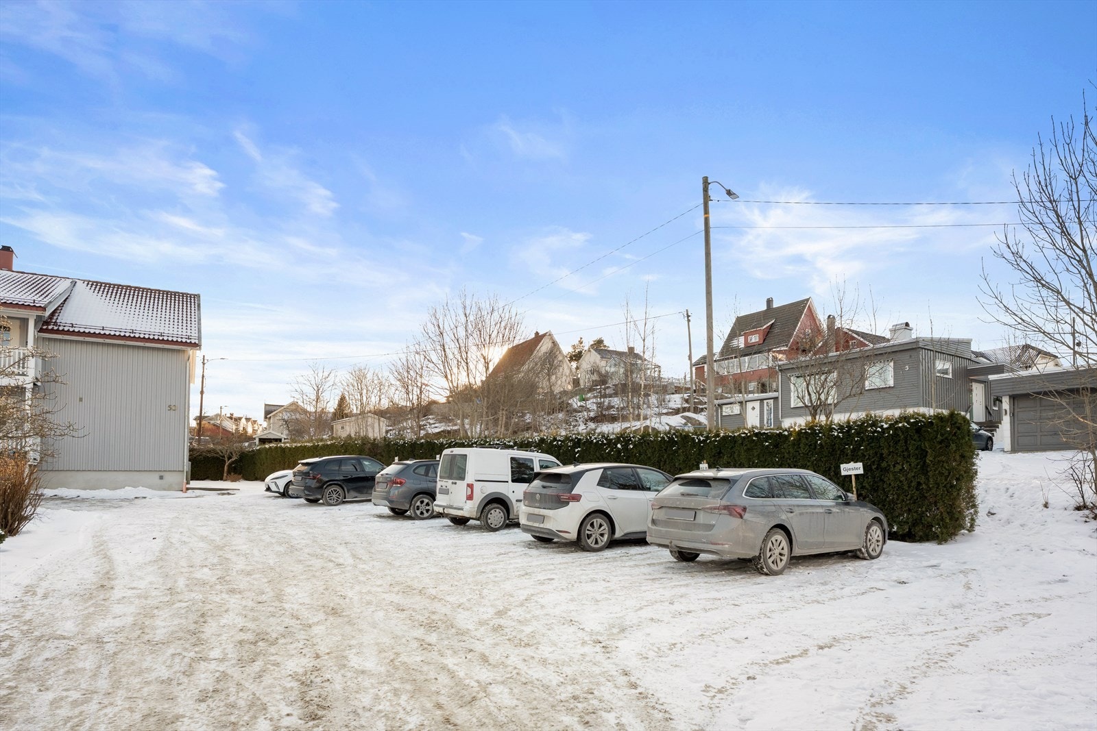 Det er tinglyst parkeringsplass på nabotomten. Galleribilde