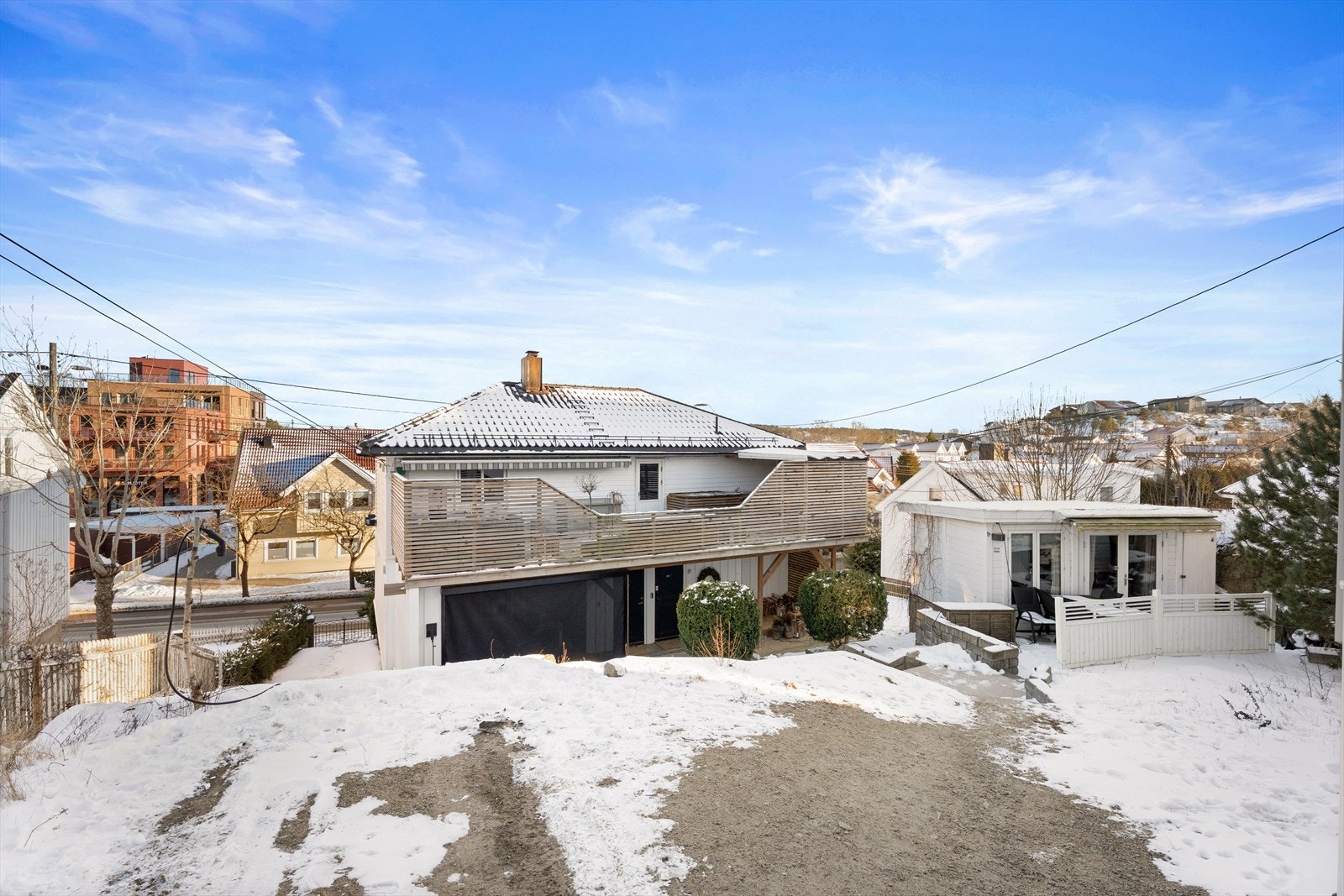 Felles skrående tomt, opparbeidet med noe hage og beplantning.
Hagestuen er ene og alene eksklusiv for boenhet i 1. etasje. Galleribilde