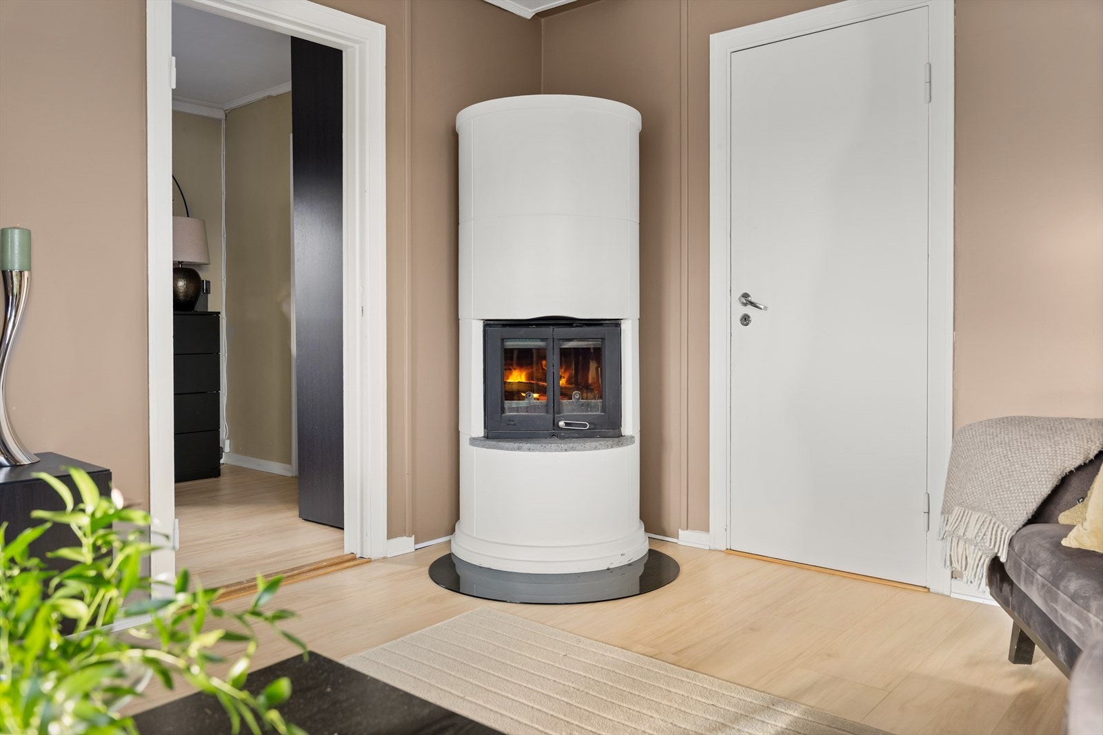 Sentralt i stuen er det montert en peisovn for varme og hygge på kalde dager. Galleribilde