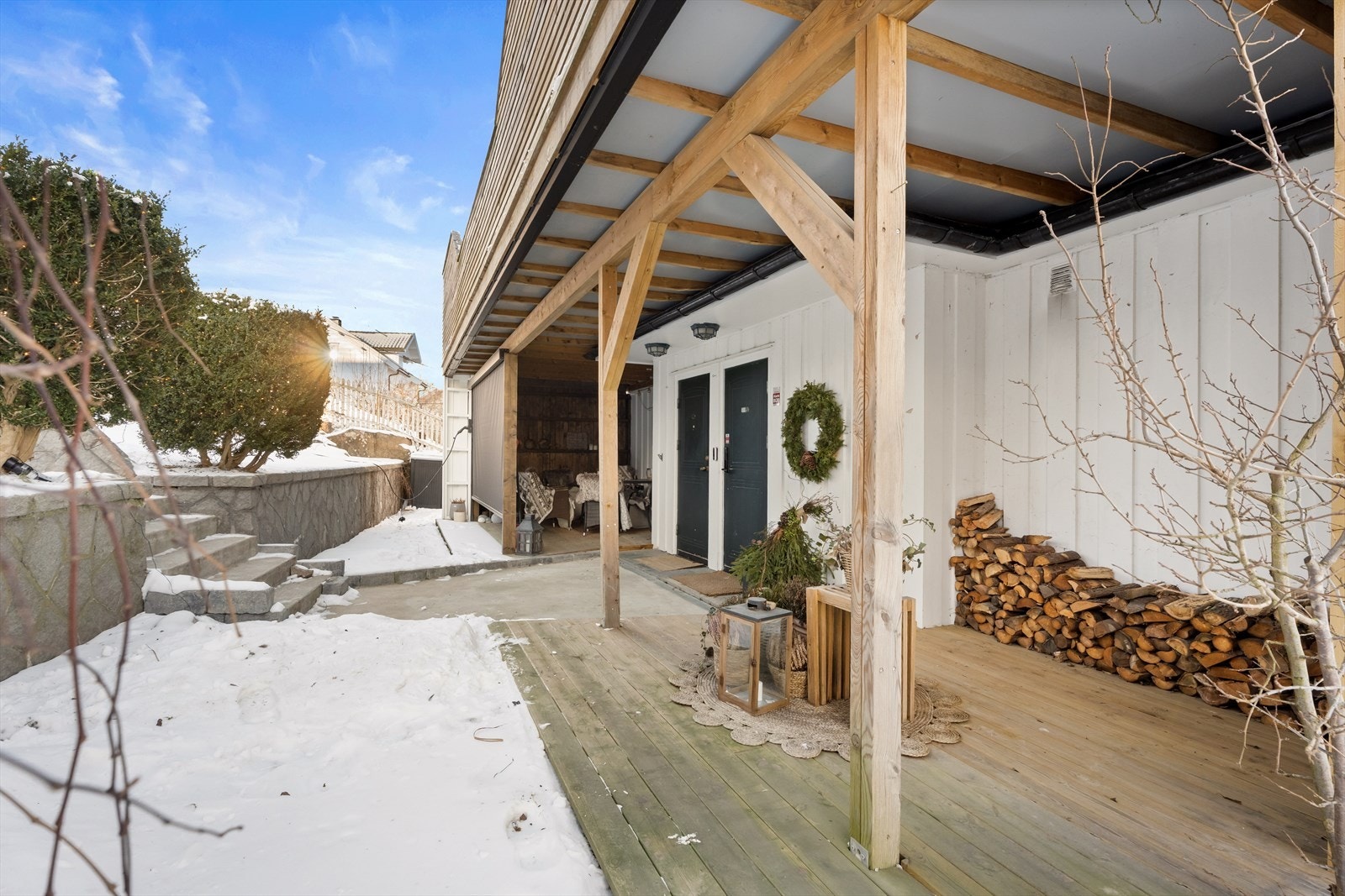 Boligen ligger i et etablert boligområde i Gressvik sentrum, vis a vis trivelige Gressvik torg. Galleribilde