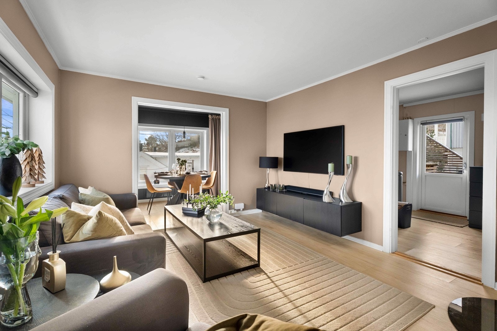 I stuen er det god plass til både sofagruppe og spisestue. Galleribilde