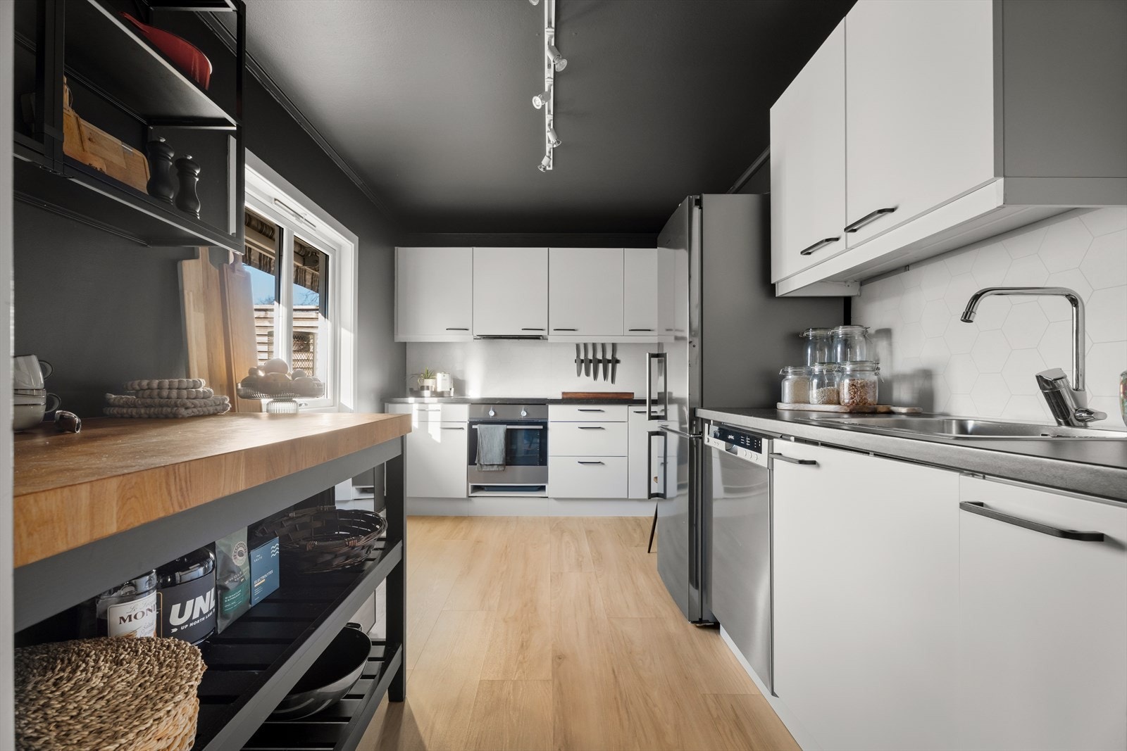 Kjøkkenet er utstyrt med komfyr, induksjonstopp, avtrekksvifte, oppvaskmaskin og har plass til kjøleskap. Galleribilde