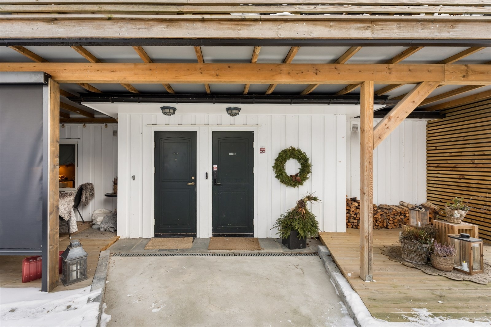 Inngang fra et overbygget inngangsparti i 1. etasje. Galleribilde