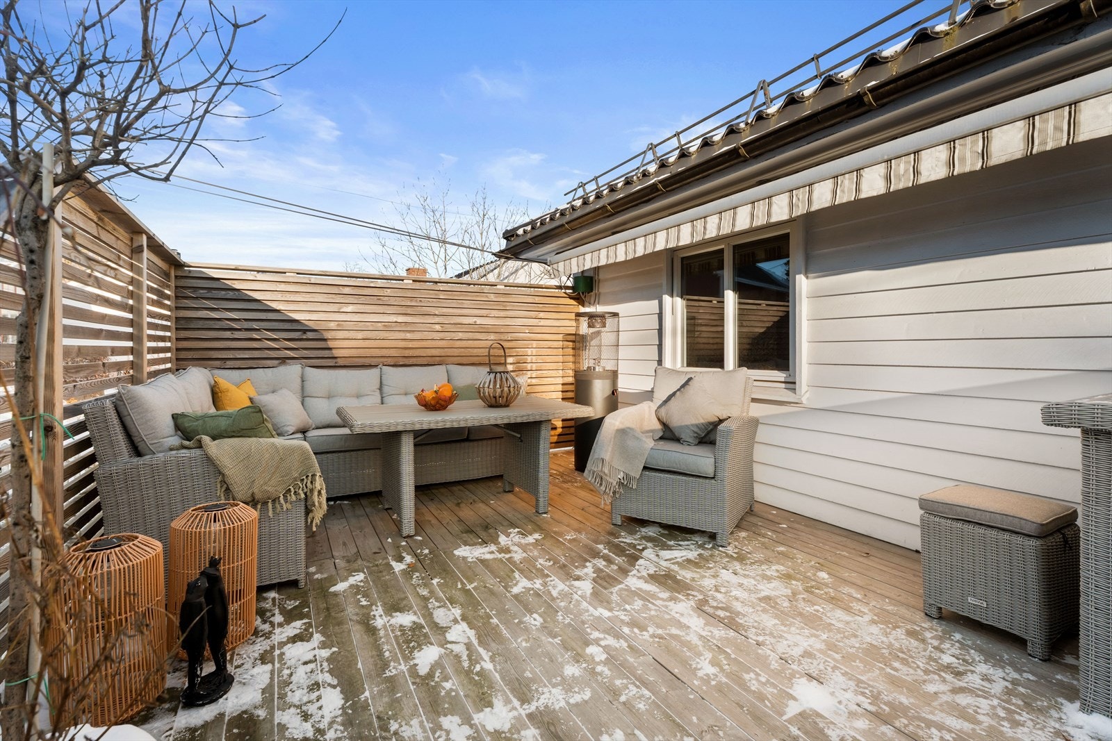 Balkongen har plass til flere sittegrupper og et sommerkjøkken. Galleribilde