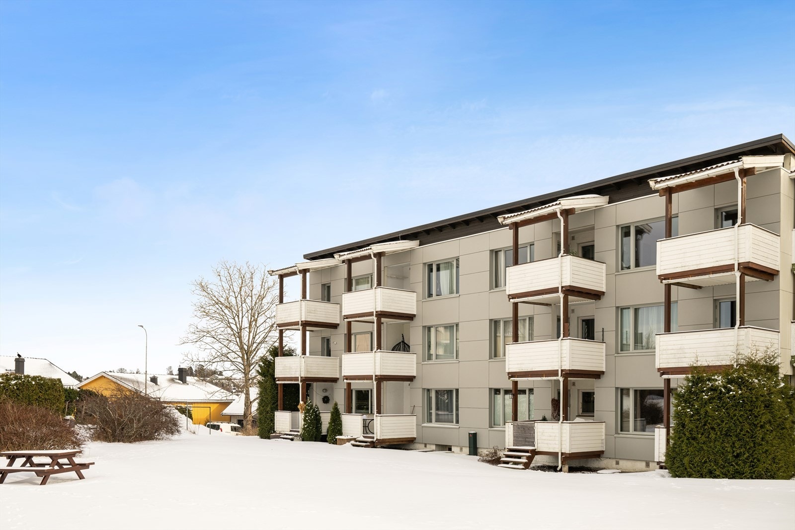 Leiligheten ligger i 3 etg. Blokken har hatt flere oppgraderinger med bla. vinduer, det er byttet fasadeplater til nye Cembrit solid med ny vindduk Galleribilde