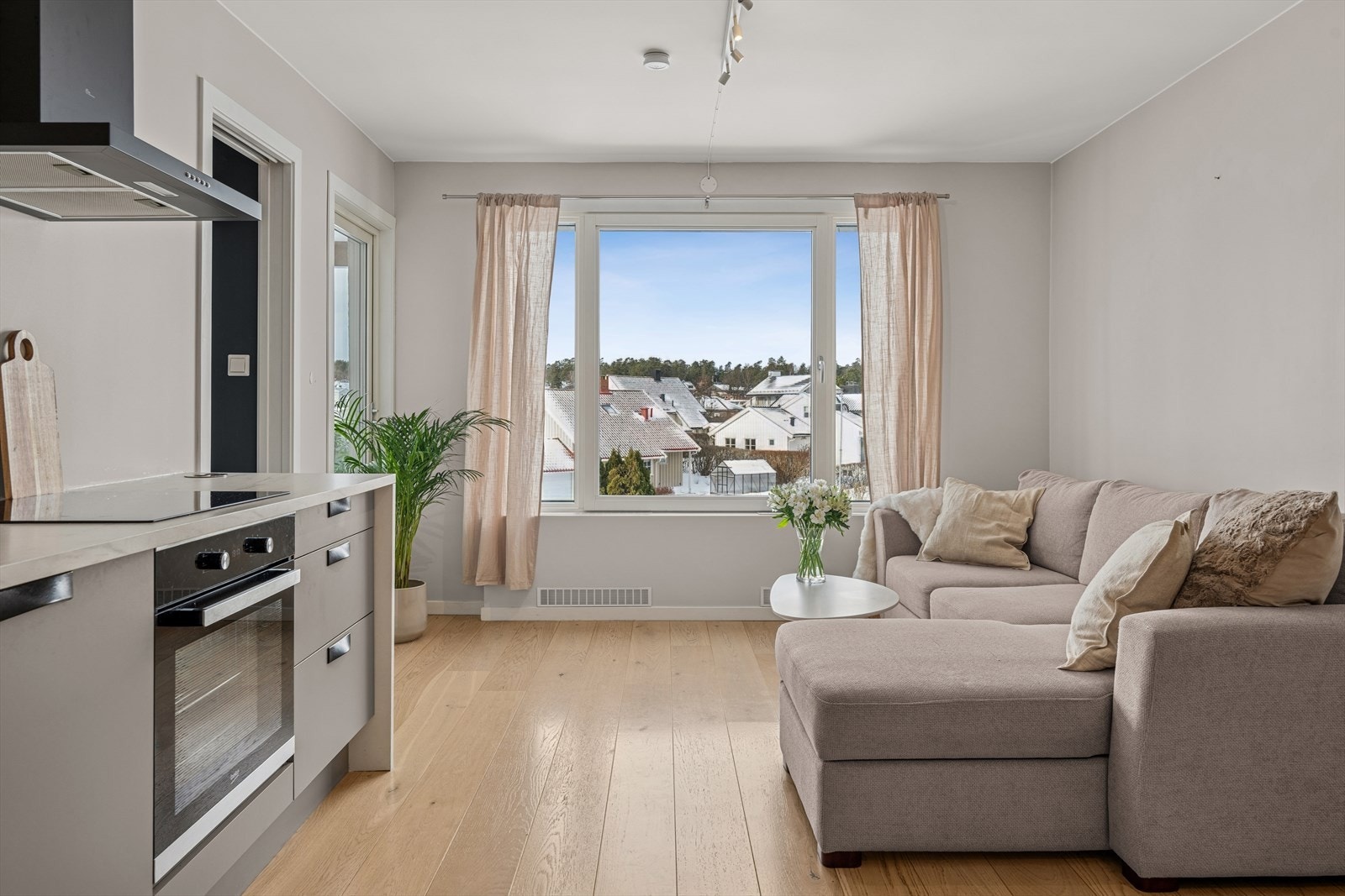 Fra leligheten er det kort vei til Heimdal med butikker og treningssenter. Det er også kort vei til Gressbanen med treningssenter og idrettsannlegg. Frodåsen med flotte tur og rekreasjonsmuligheter er også kun er kort gåtur unna Galleribilde