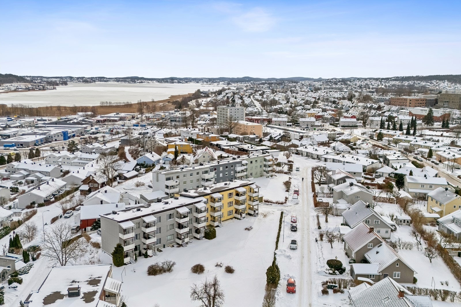 Her er det gangavstand til alt du måtte trenge. Butikker, treningssenter, Sykehuset, Farmandstredet, togstasjon og brygga. Galleribilde