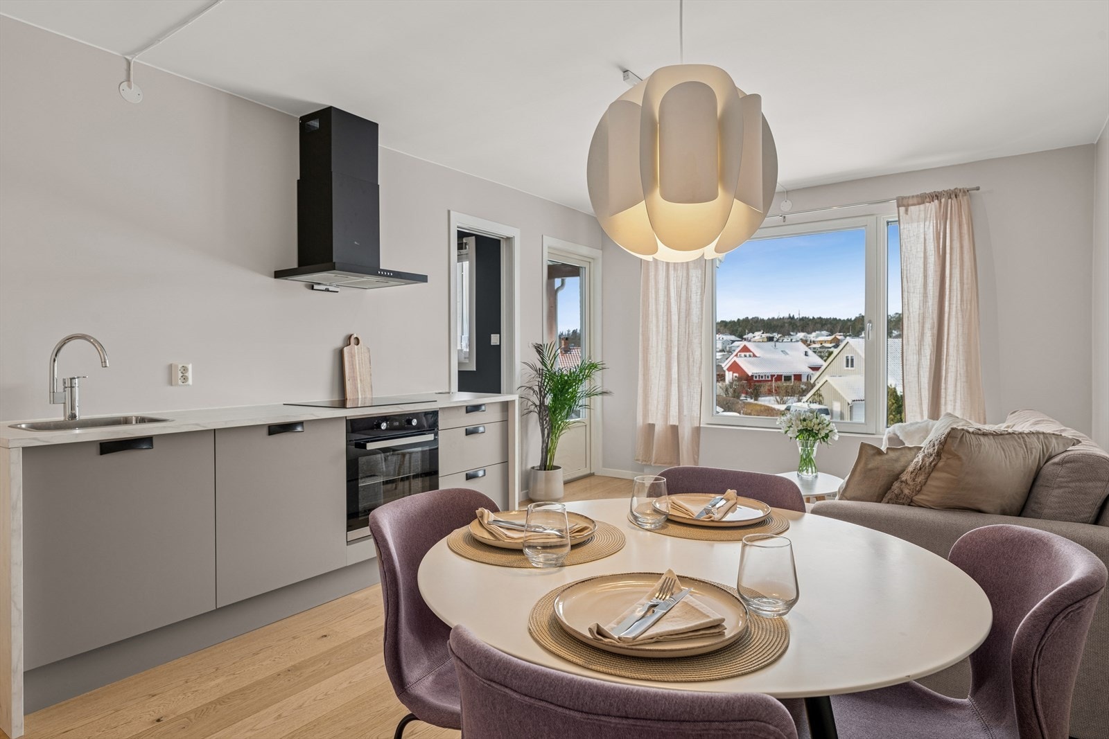 Åpen stue/kjøkkenløsning med plass til sofakrok og spisebord Galleribilde