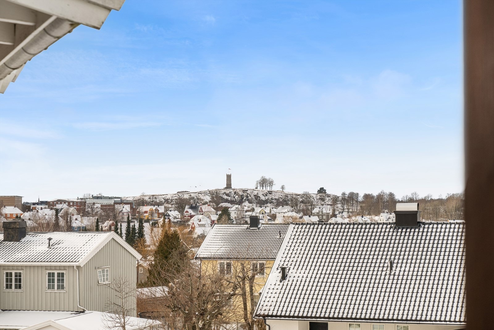 Utsikt fra balkongen mot slottsfjelltårnet Galleribilde