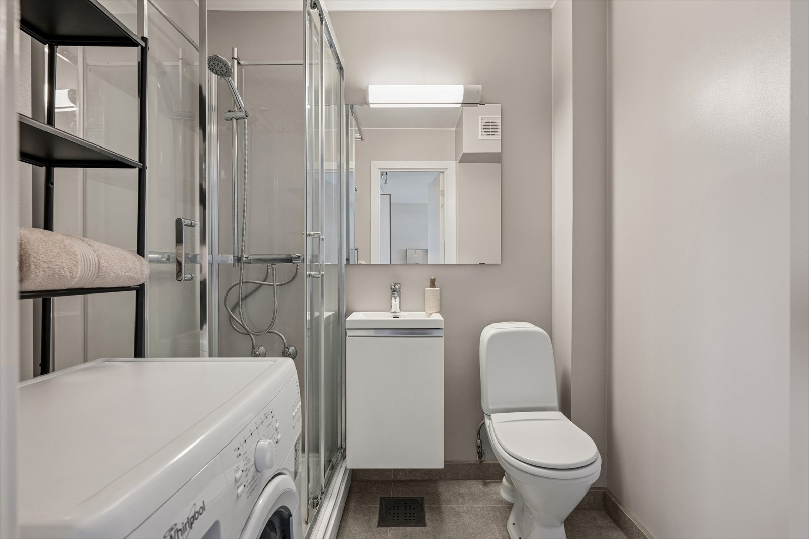 Badet med fliser på gulvet med varmekabler. Malte overflater Galleribilde