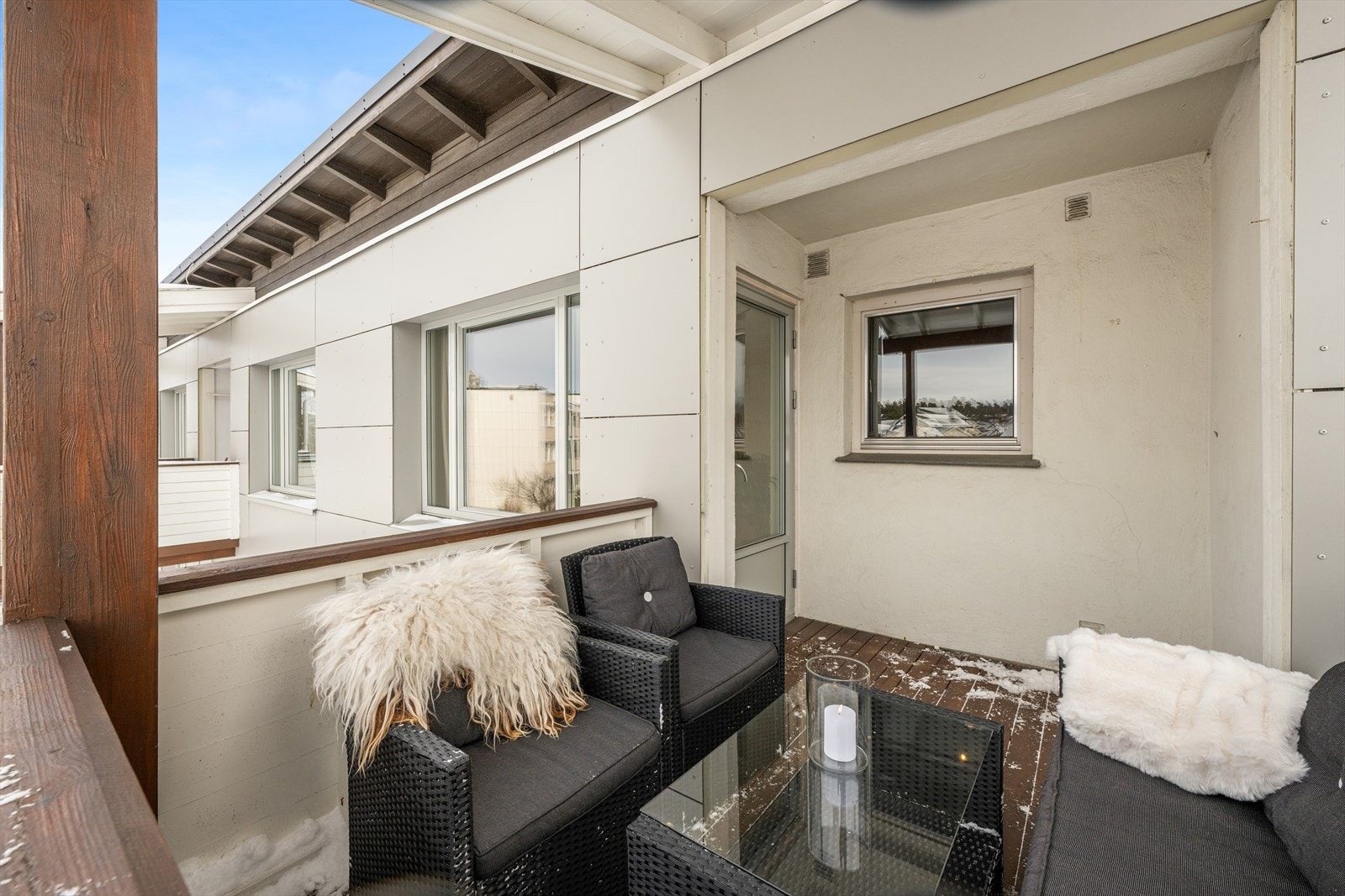 Balkongen med plass til en sittegruppe for å nye sene kvelder Galleribilde