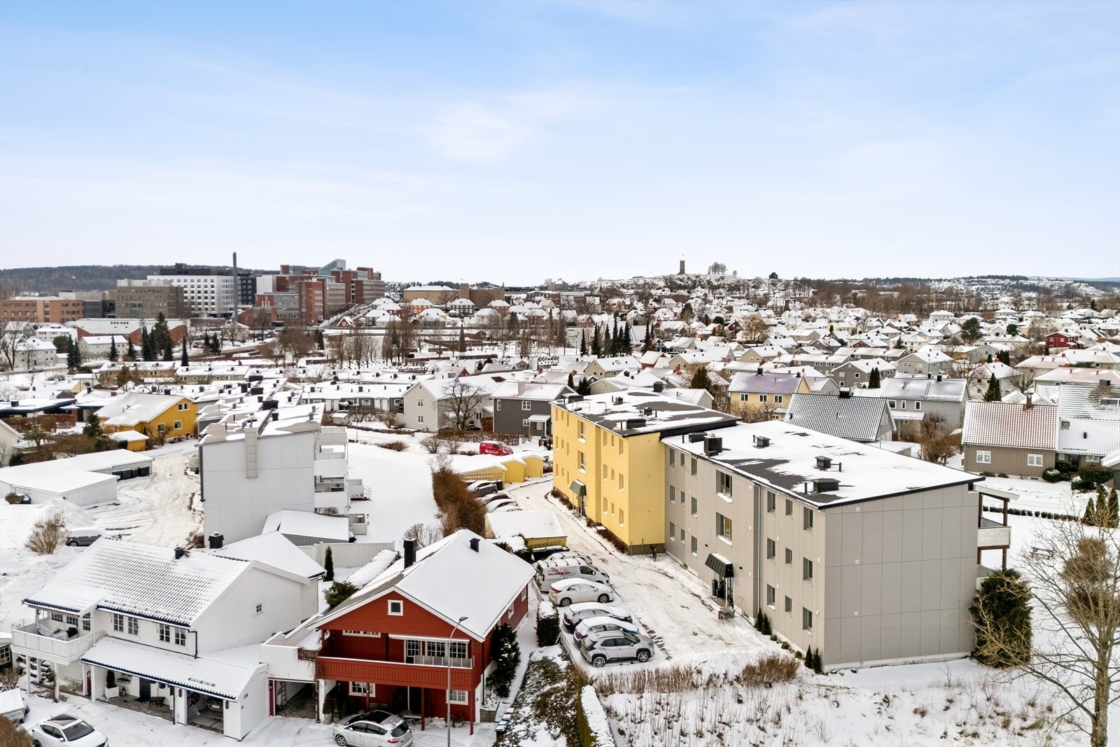 Parkering i bakggården av blokken. Det er også gateparkering for øvrig på Solvang Galleribilde