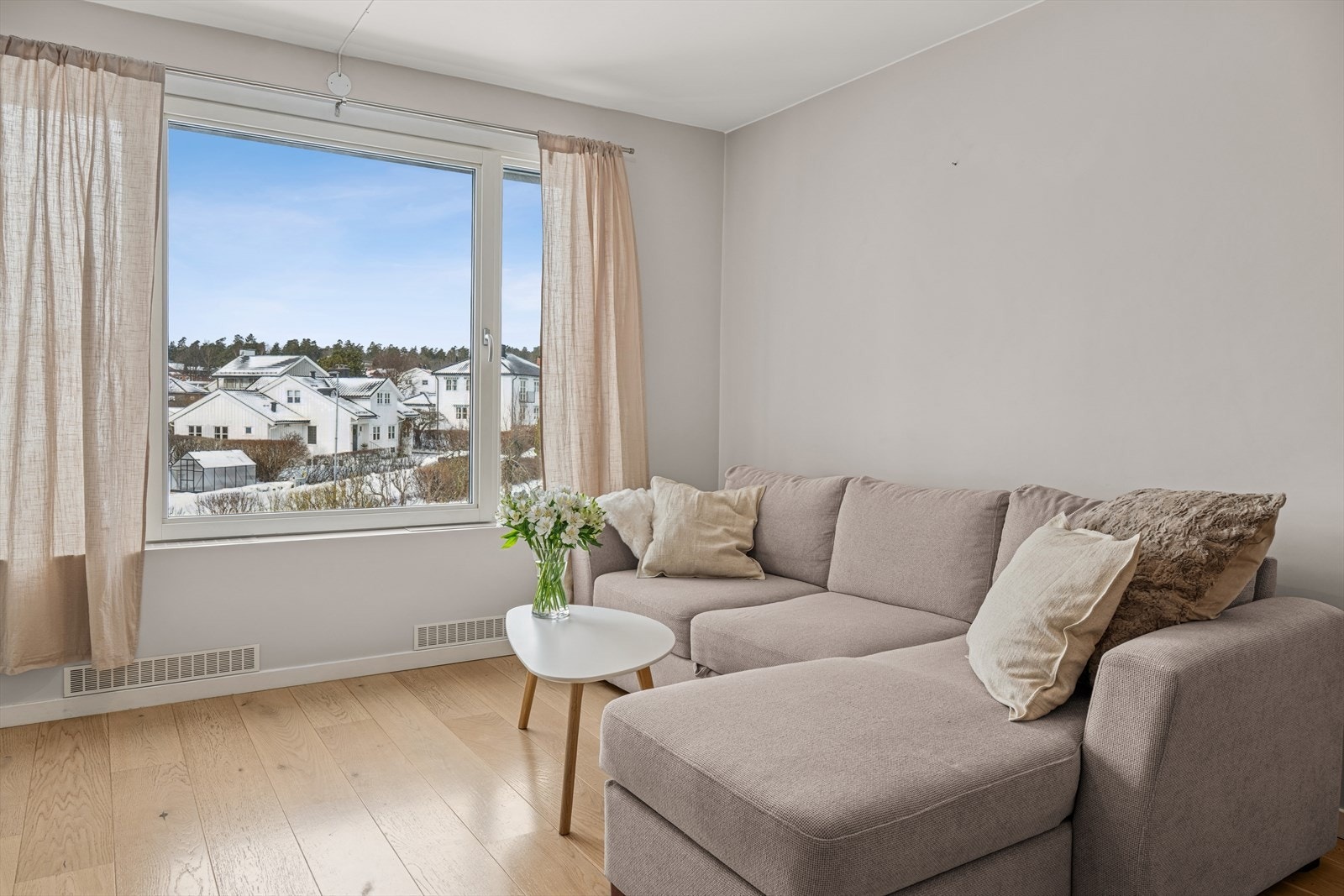 Lys og delikat stue med store vindusflater Galleribilde