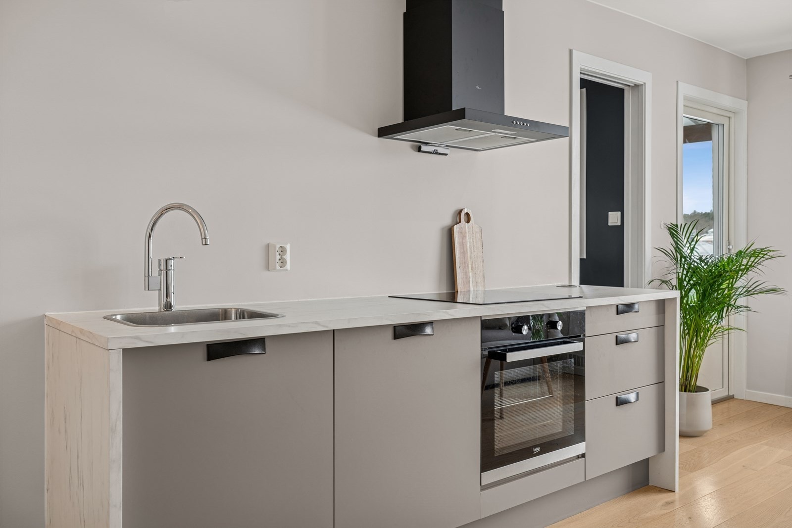 Nyere og delikat kjøkken Galleribilde