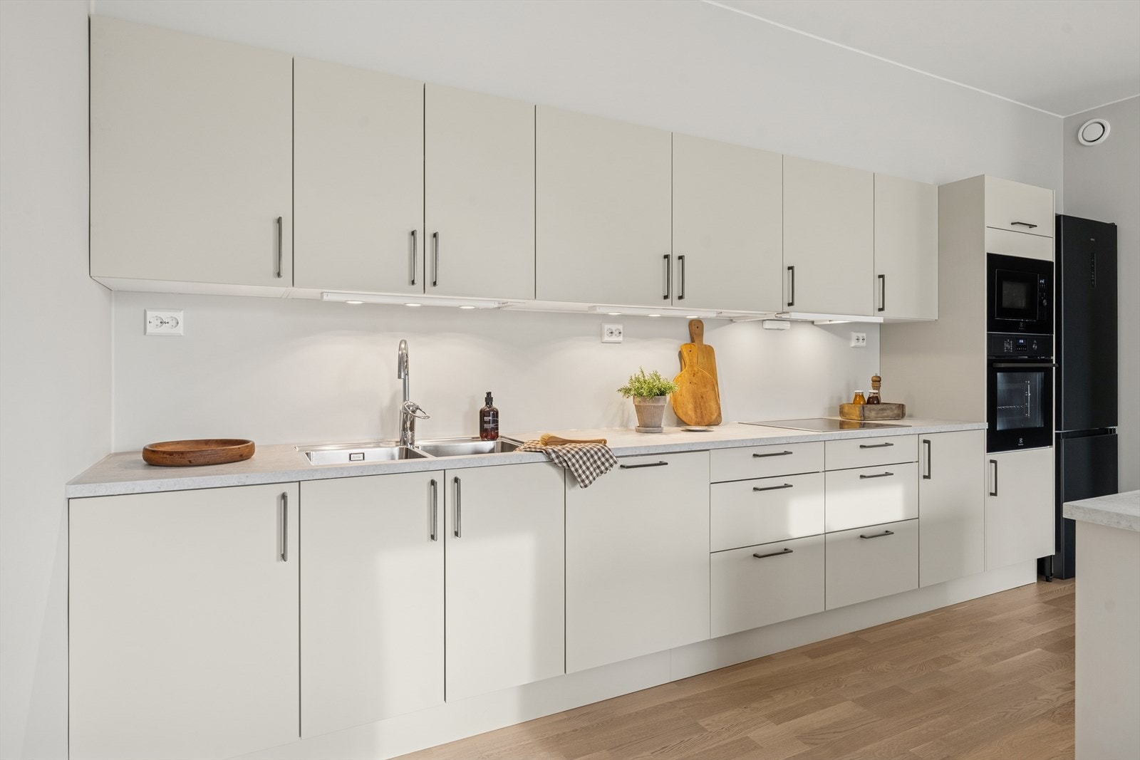 Kjøkkenet er ellers utstyrt med kjøleskap, oppvaskmaskin, stekeovn, mikrobølgeovn, koketopp og kjøkkenventilator. Galleribilde