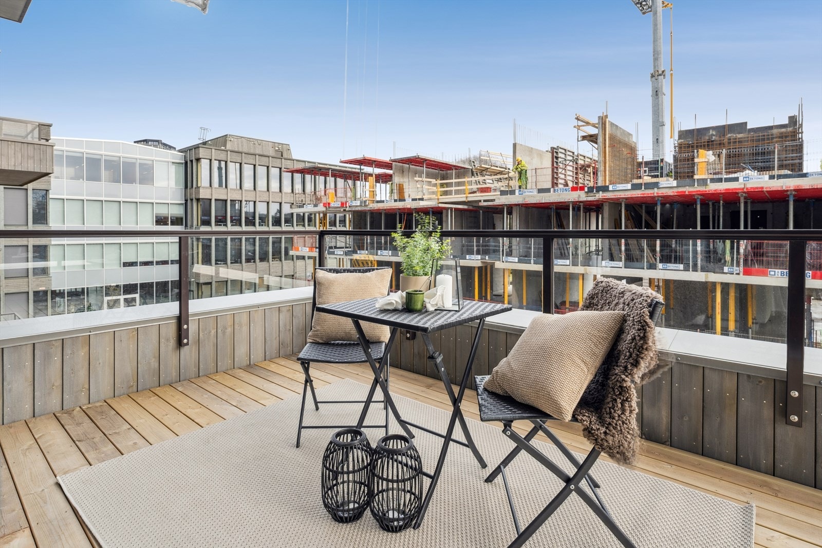 Med utgang fra stuen har man en romslig balkong på hele 15 kvm som ligger sør-øst vendt til. Her kan man nyte fine sommerdager! Galleribilde