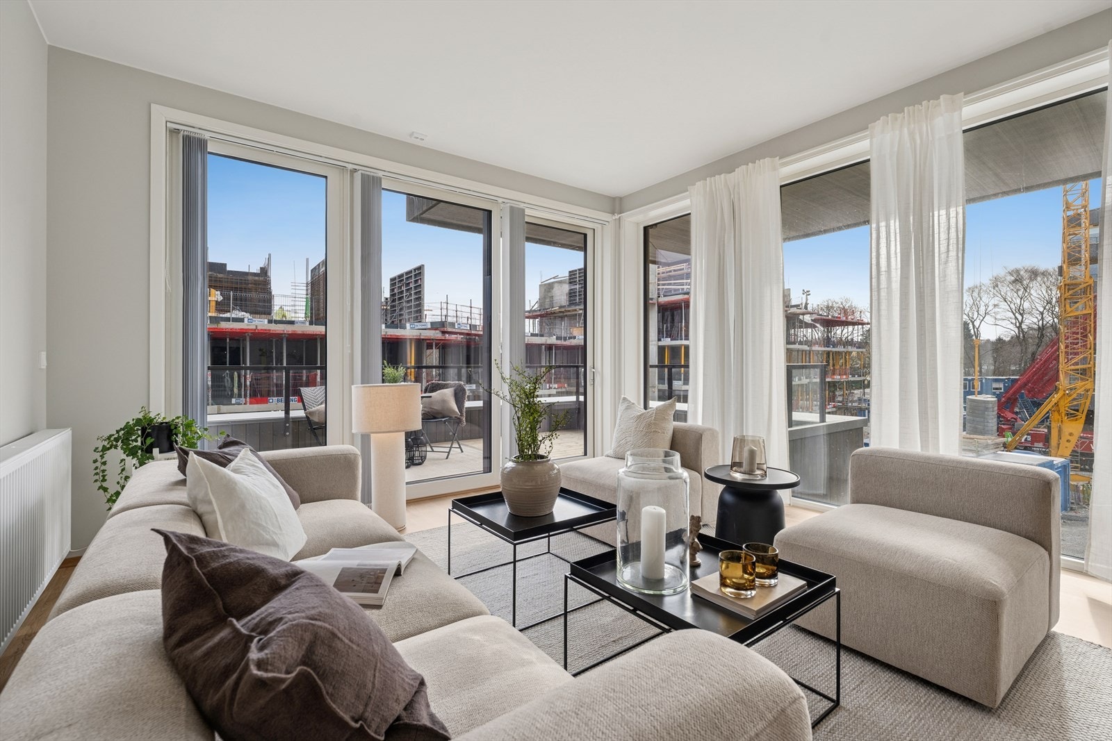 Store vindusflater med utsikt mot fellesområdet. Galleribilde