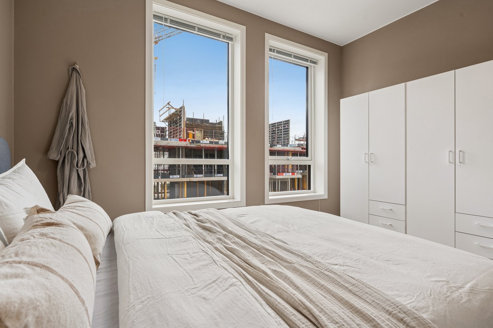 Rommet er utstyrt med garderobe og har ellers god plass til dobbeltseng og tilhørende møblement. Galleribilde