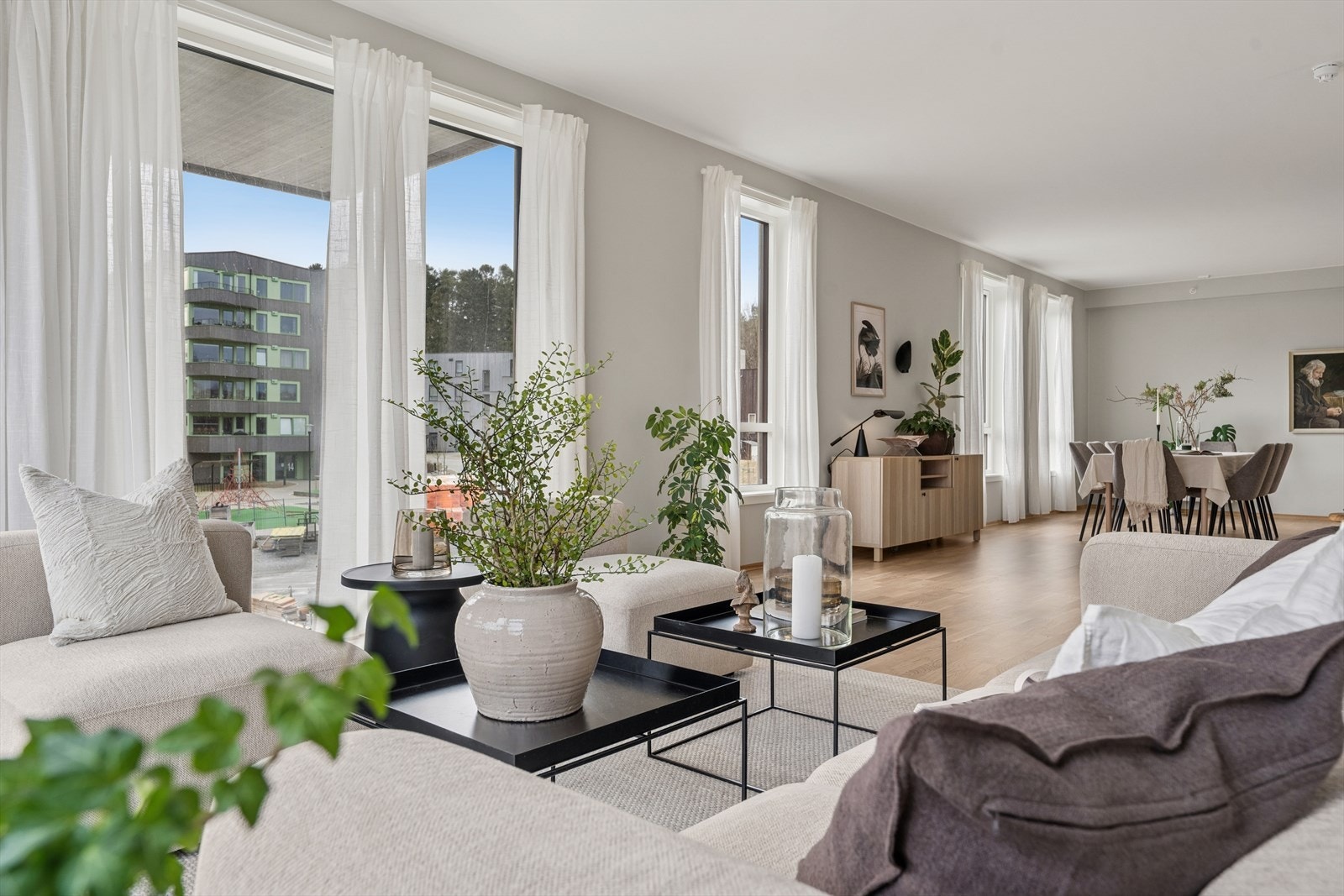 Gjennomgående i boligen er trestavs parkett på gulv og malte flater i tidsriktige og nøytrale farger med listefrie overganger mellom vegg og tak. Tidløst og klassisk! Galleribilde