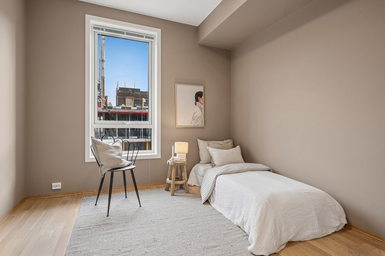 Det andre soverommet er romslig og passer godt som barnerom, gjesterom, kontor eller lignende. Galleribilde